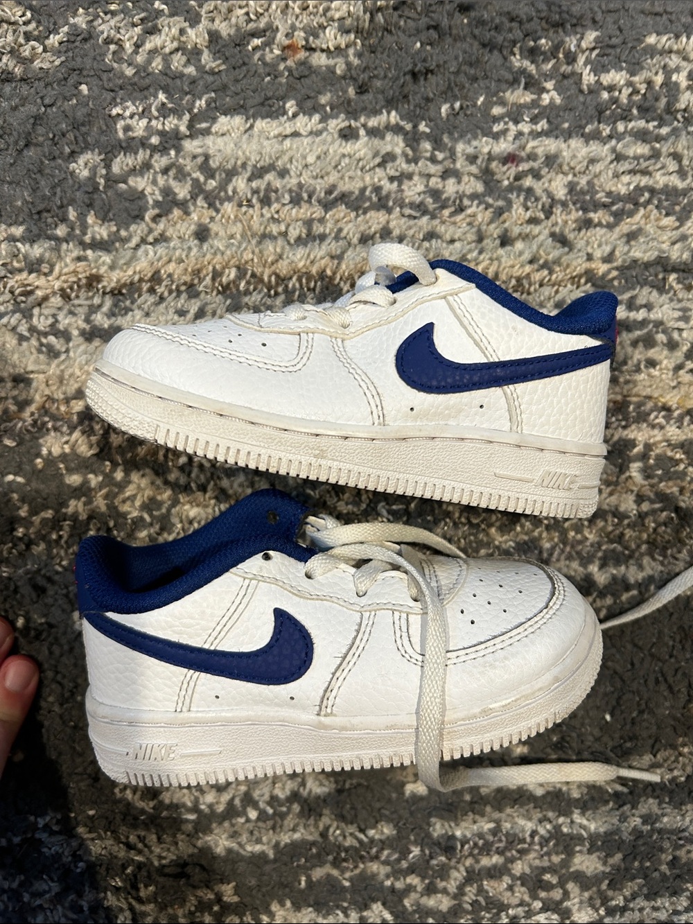 Nike White and Navy Kids Low-Top Sneakers
